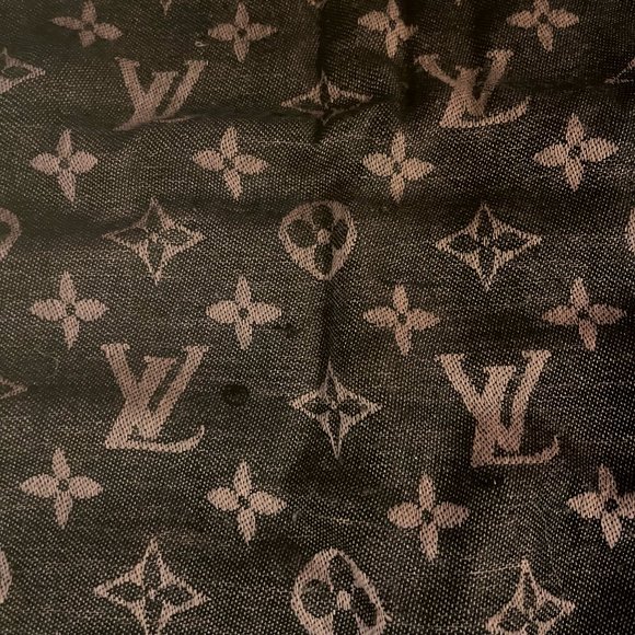 Louis Vuitton Monogram Shawl - Picture 6 of 9